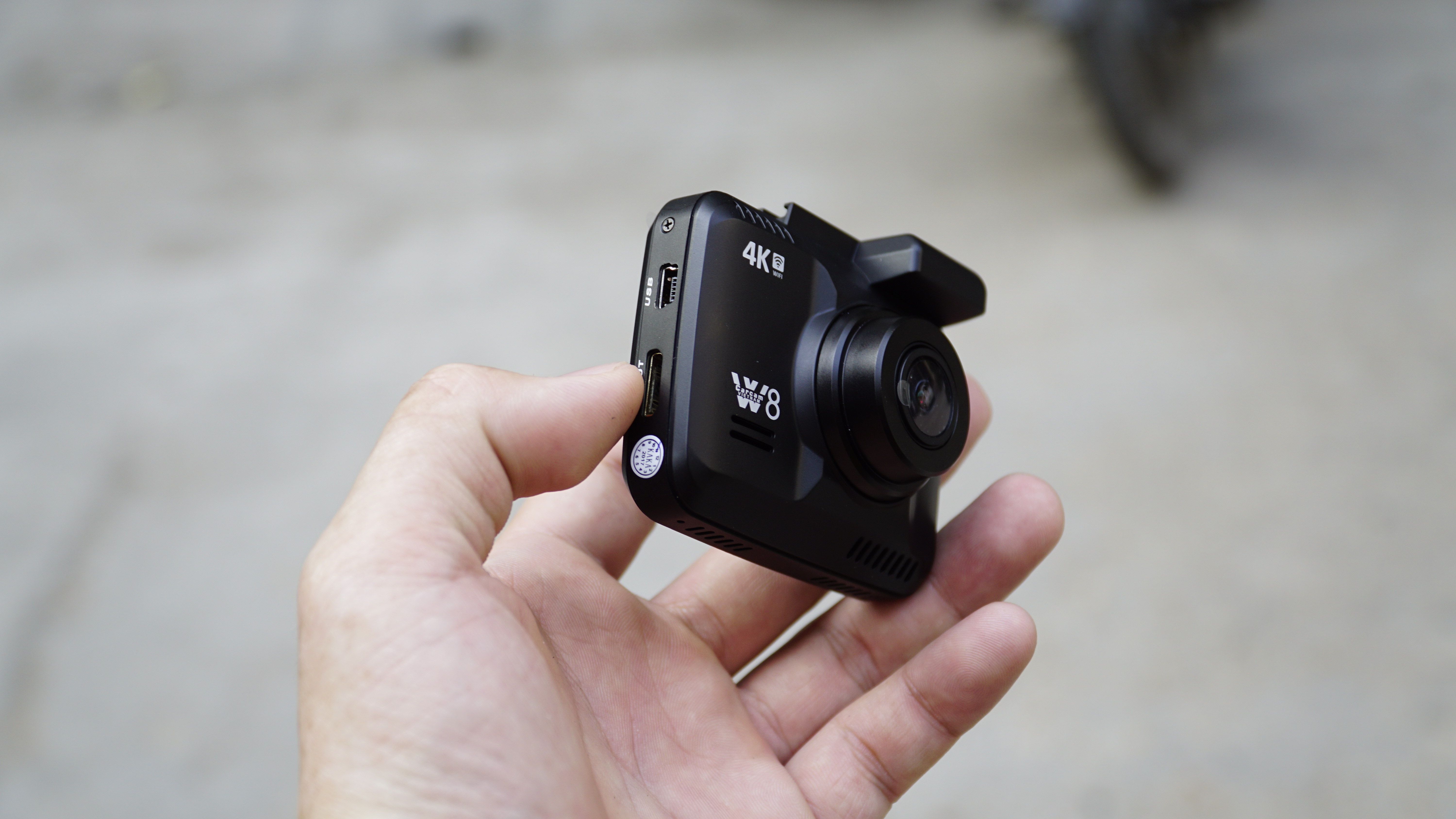 camera hành trình w8 có kích thước nhỏ gọn